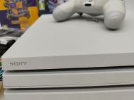 PlayStation 4 PRO Бял 1 TB + Two Point Campus Entrolment edition, Fifa 18 + скин