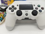 PlayStation 4 PRO Бял 1 TB + Two Point Campus Entrolment edition, Fifa 18 + скин