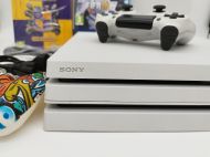 PlayStation 4 PRO Бял 1 TB + Two Point Campus Entrolment edition, Fifa 18 + скин